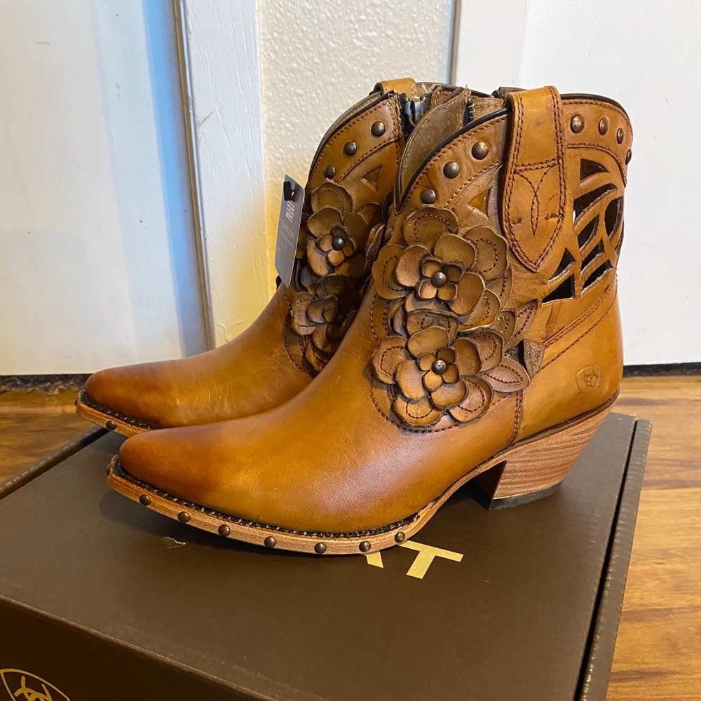 NEW Ariat Flora Ankle Boots size 9